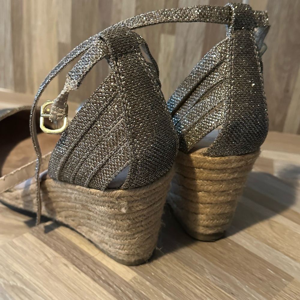 Gold wedge shoes slightly use size 8 1/2 - Picture 4 of 11